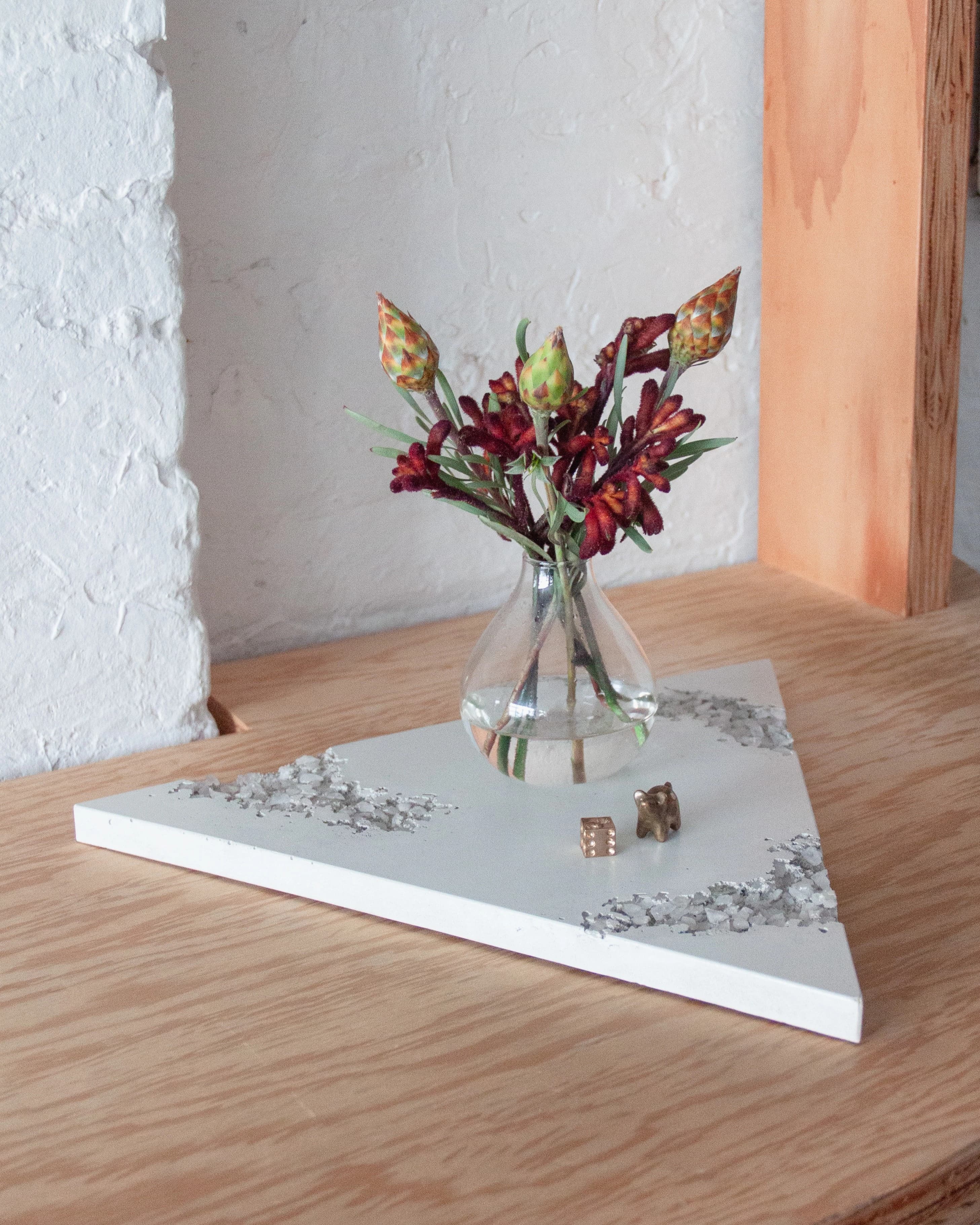 White concrete triangular tray by IN.SEK.